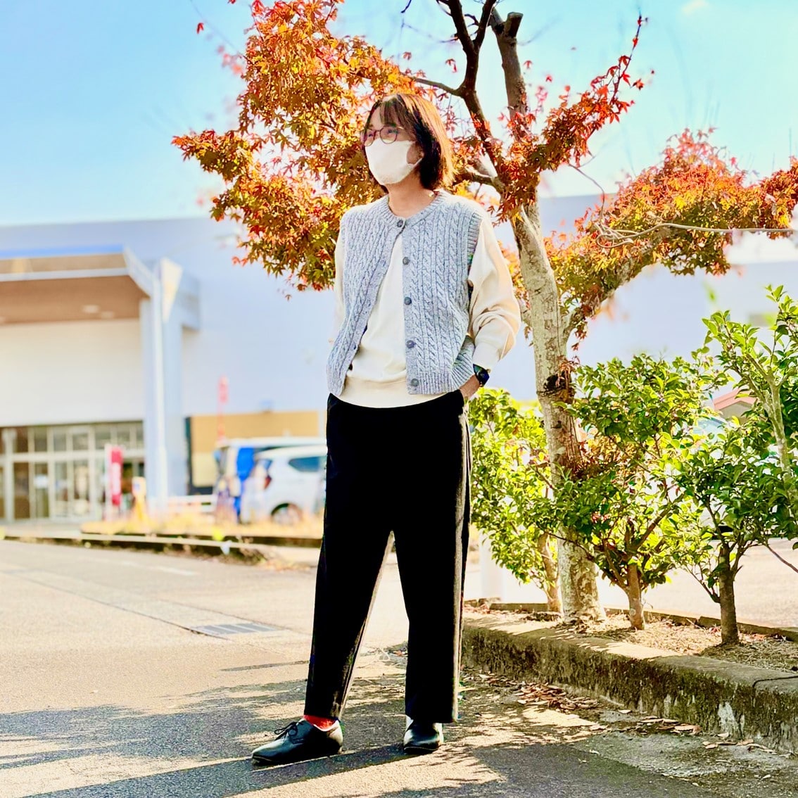 ウールベストに起毛パンツを合わせたコーディネートのスタッフの写真です。