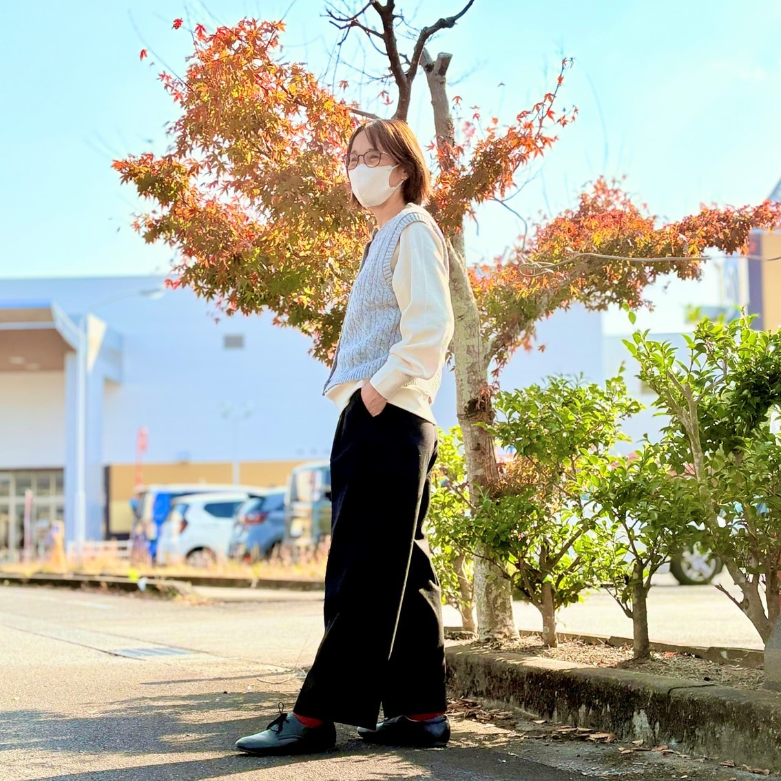 ウールベストに起毛パンツを合わせたコーディネートのスタッフの写真です。