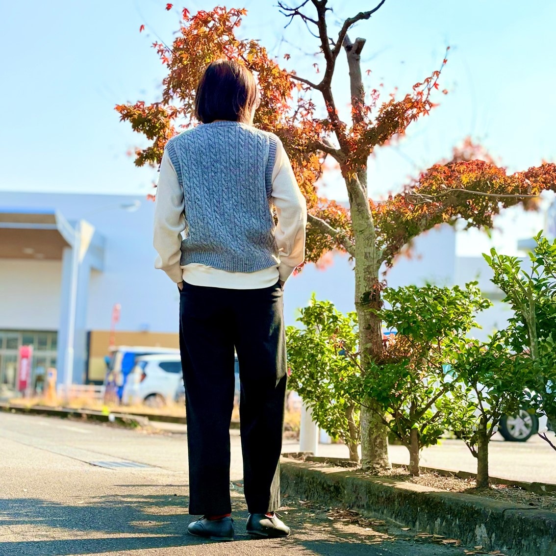 ウールベストに起毛パンツを合わせたコーディネートのスタッフの写真です。