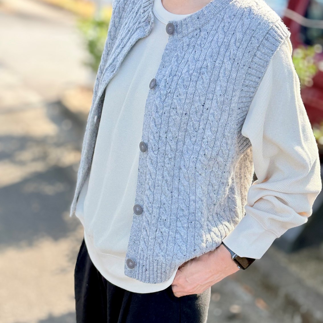 ウールベストに起毛パンツを合わせたコーディネートのスタッフの写真です。