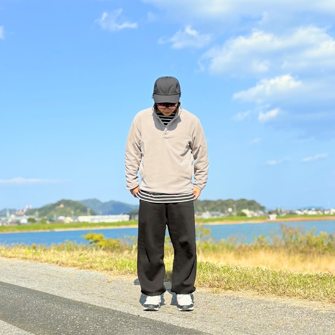 ボーダーシャツにフリースプルオーバーを重ね着することでカジュアルコーディネートにしたスタッフの写真です。