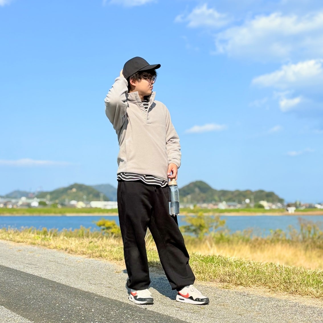 ボーダーシャツにフリースプルオーバーを重ね着することでカジュアルコーディネートにしたスタッフの写真です。