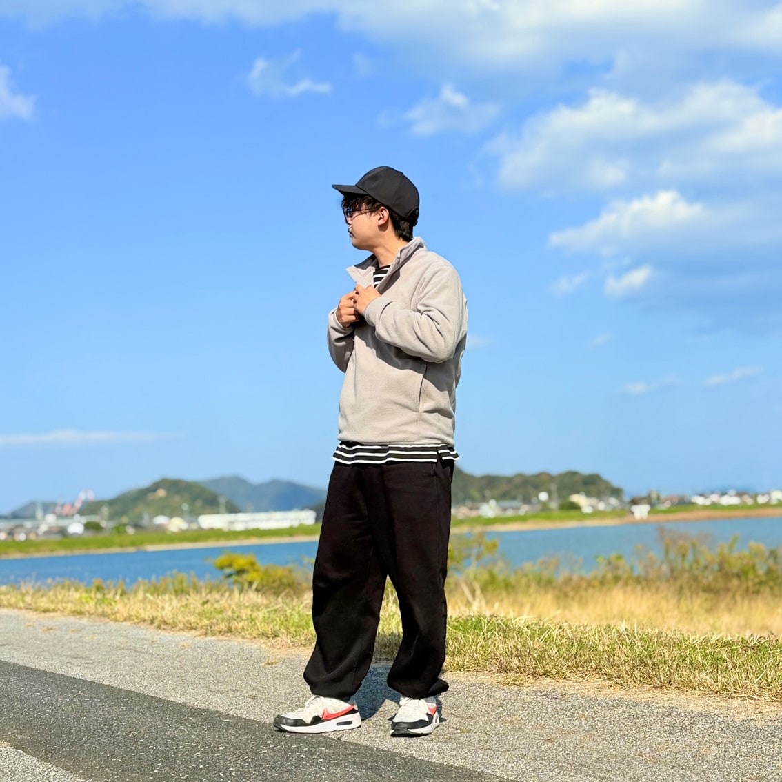 ボーダーシャツにフリースプルオーバーを重ね着することでカジュアルコーディネートにしたスタッフの写真です。