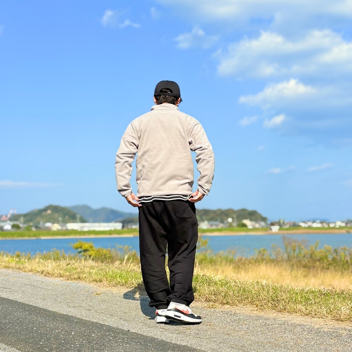 ボーダーシャツにフリースプルオーバーを重ね着することでカジュアルコーディネートにしたスタッフの写真です。