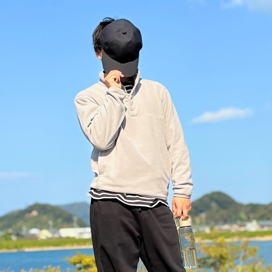 ボーダーシャツにフリースプルオーバーを重ね着することでカジュアルコーディネートにしたスタッフの写真です。