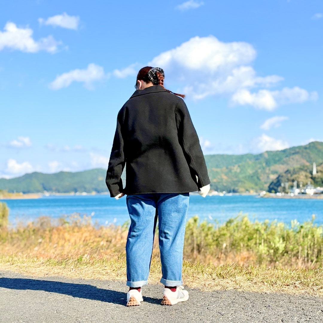 ショートコートを使ったおでかけコーディネートにウール100%のリブ編みアームウォーマーを合わせたコーディネートのスタッフの写真です。