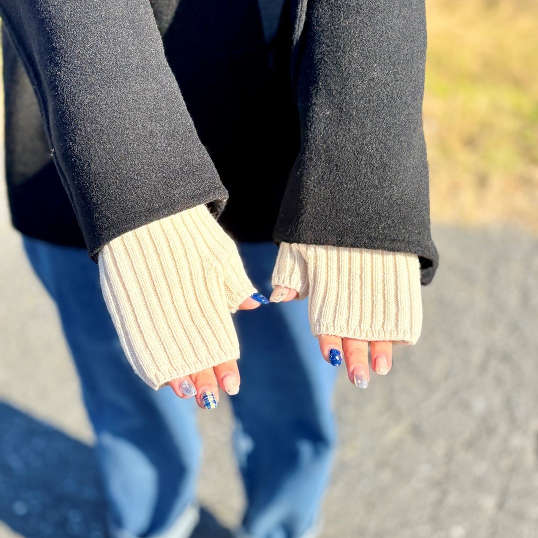 ショートコートを使ったおでかけコーディネートにウール100%のリブ編みアームウォーマーを合わせたコーディネートのスタッフの写真です。