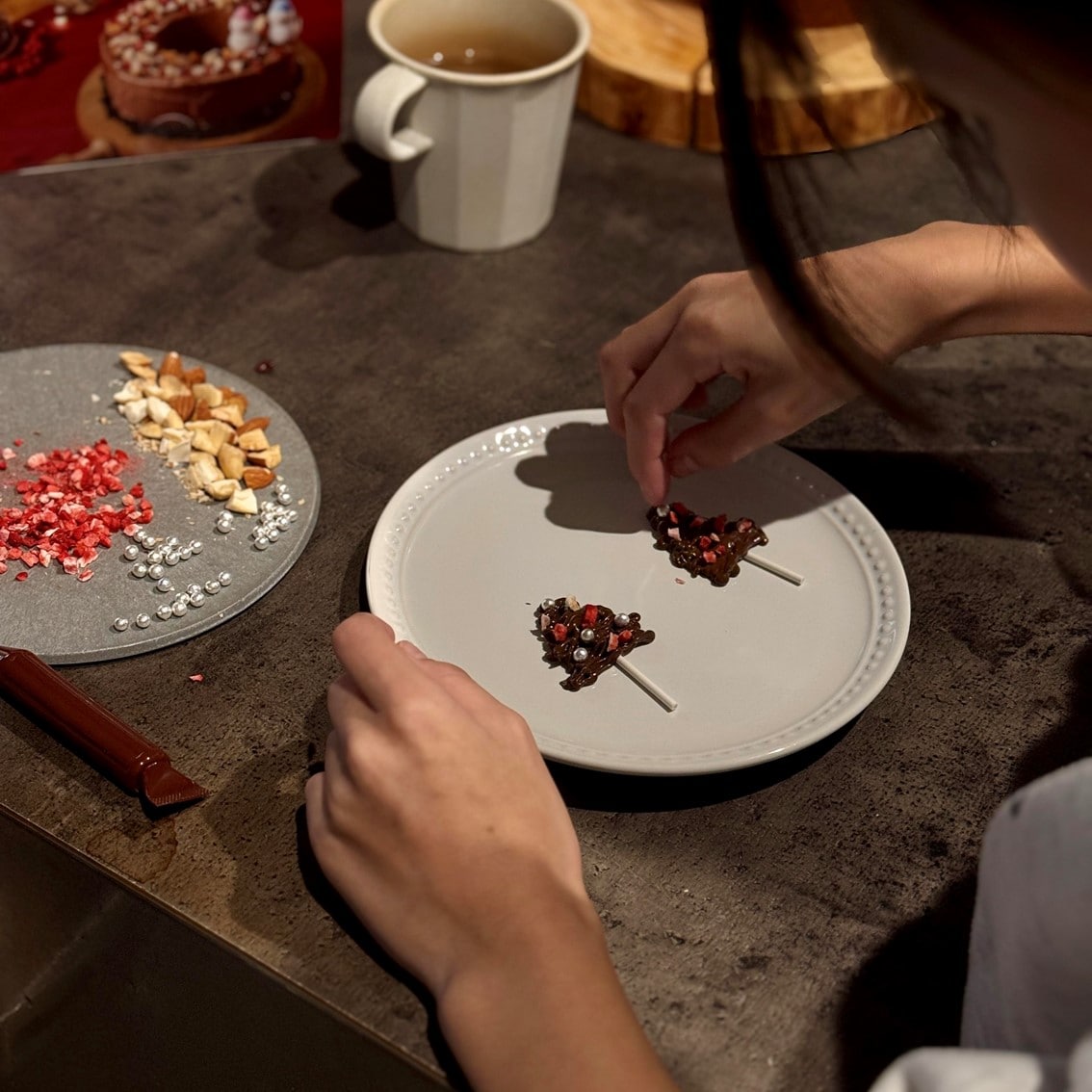 チョコつりーを作っている写真です。