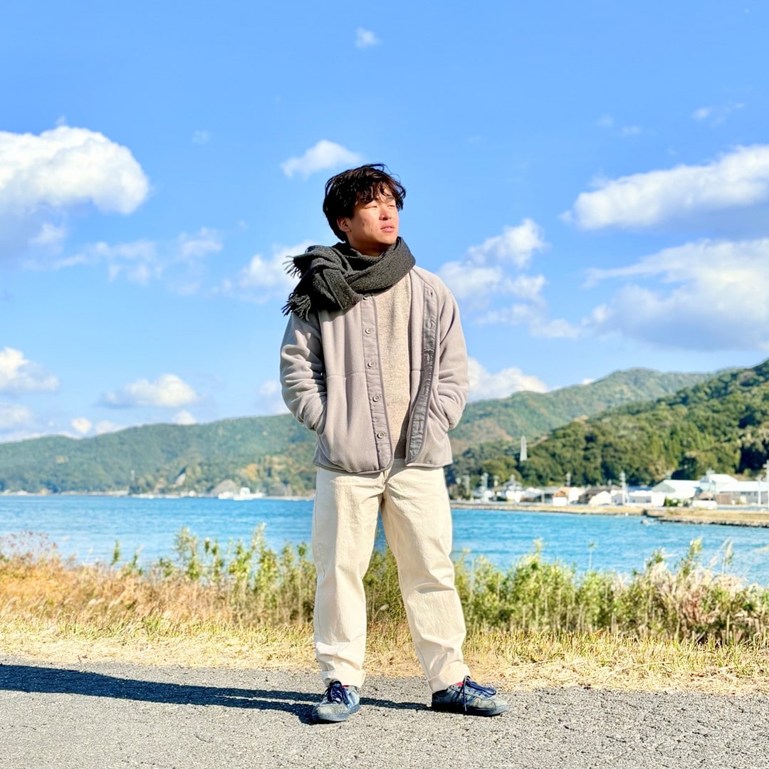 フリースカーディガンに泡えるセーターを合わせたコーディネートのスタッフの写真です。