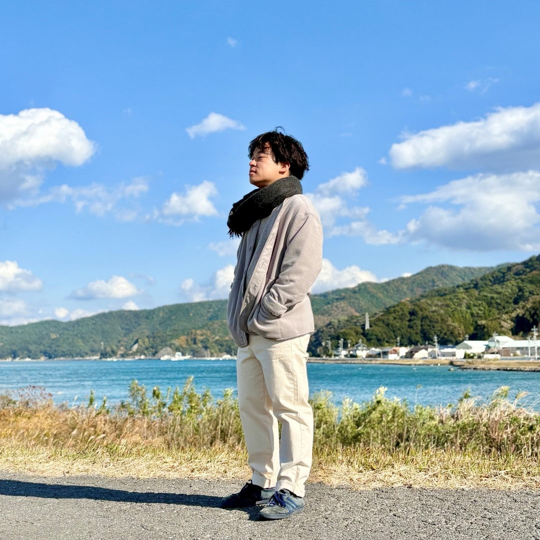 フリースカーディガンに洗えるセーターを合わせたコーディネートのスタッフの写真です。