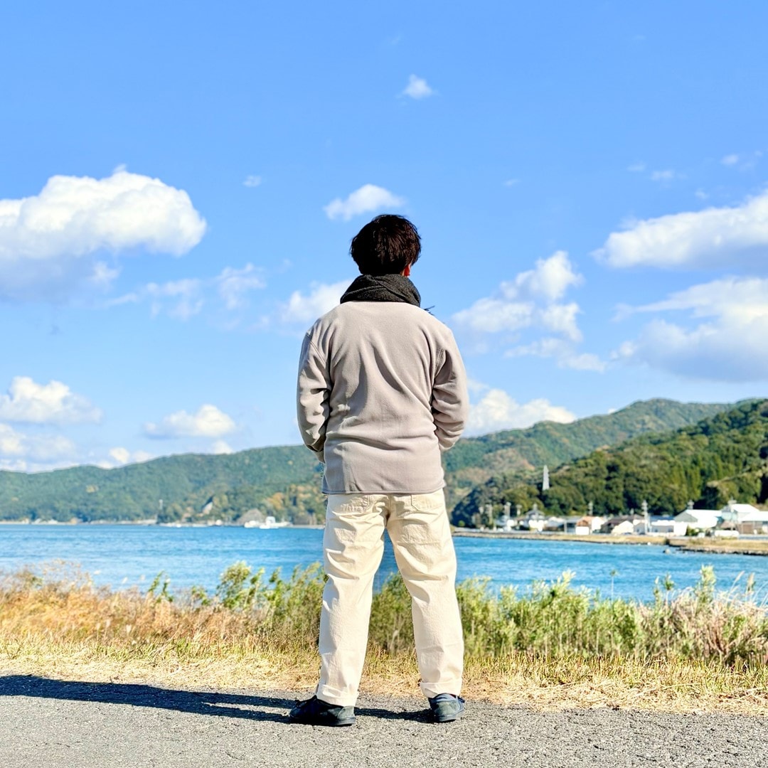 フリースカーディガンに洗えるセーターを合わせたコーディネートのスタッフの写真です。