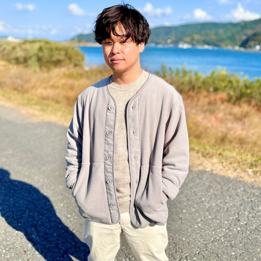 フリースカーディガンに洗えるセーターを合わせたコーディネートのスタッフの写真です。