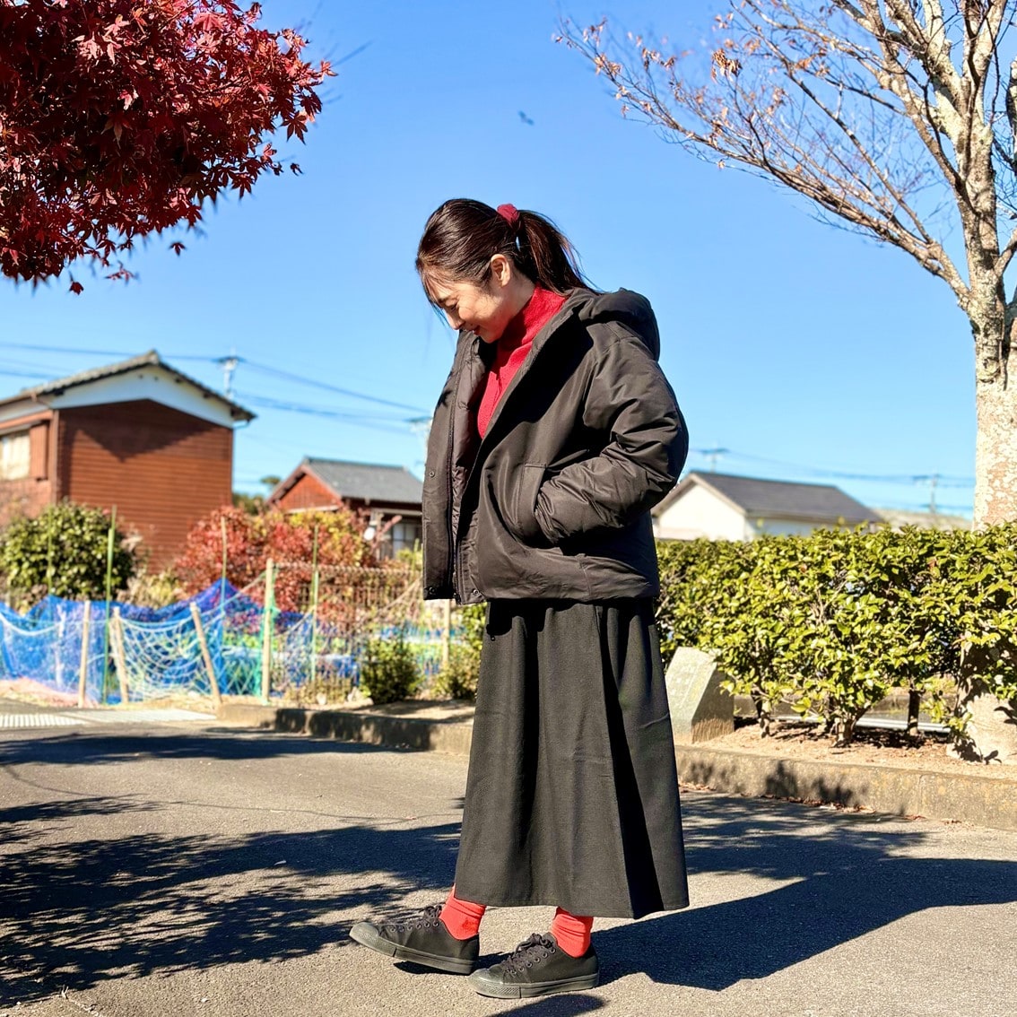 洗えるハイネックセーターにダウンジャケットを合わせた大人のお出かけコーディネートのスタッフです。