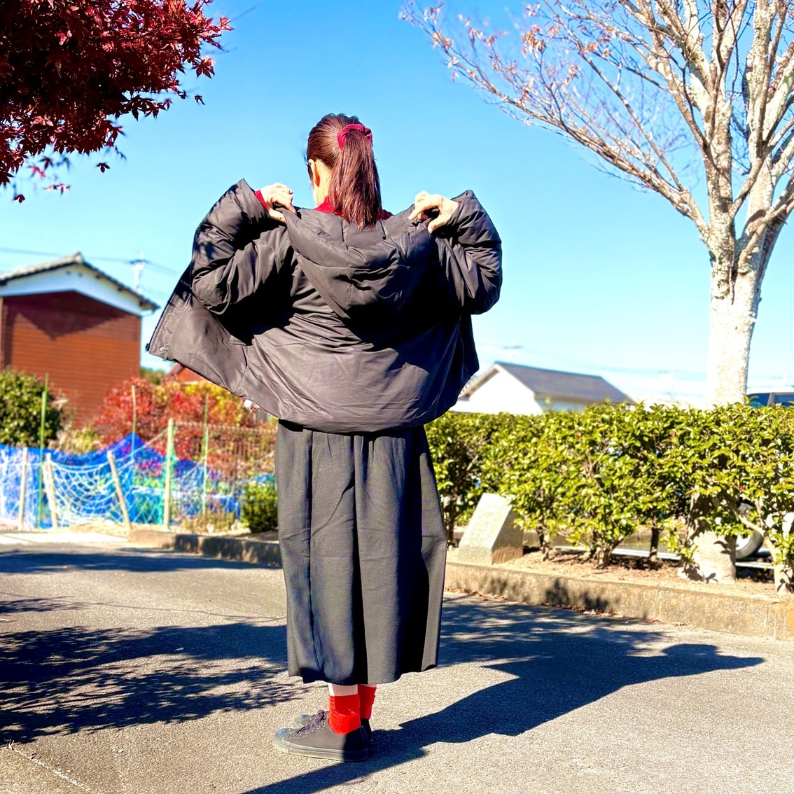 洗えるハイネックセーターにダウンジャケットを合わせた大人のお出かけコーディネートのスタッフです。