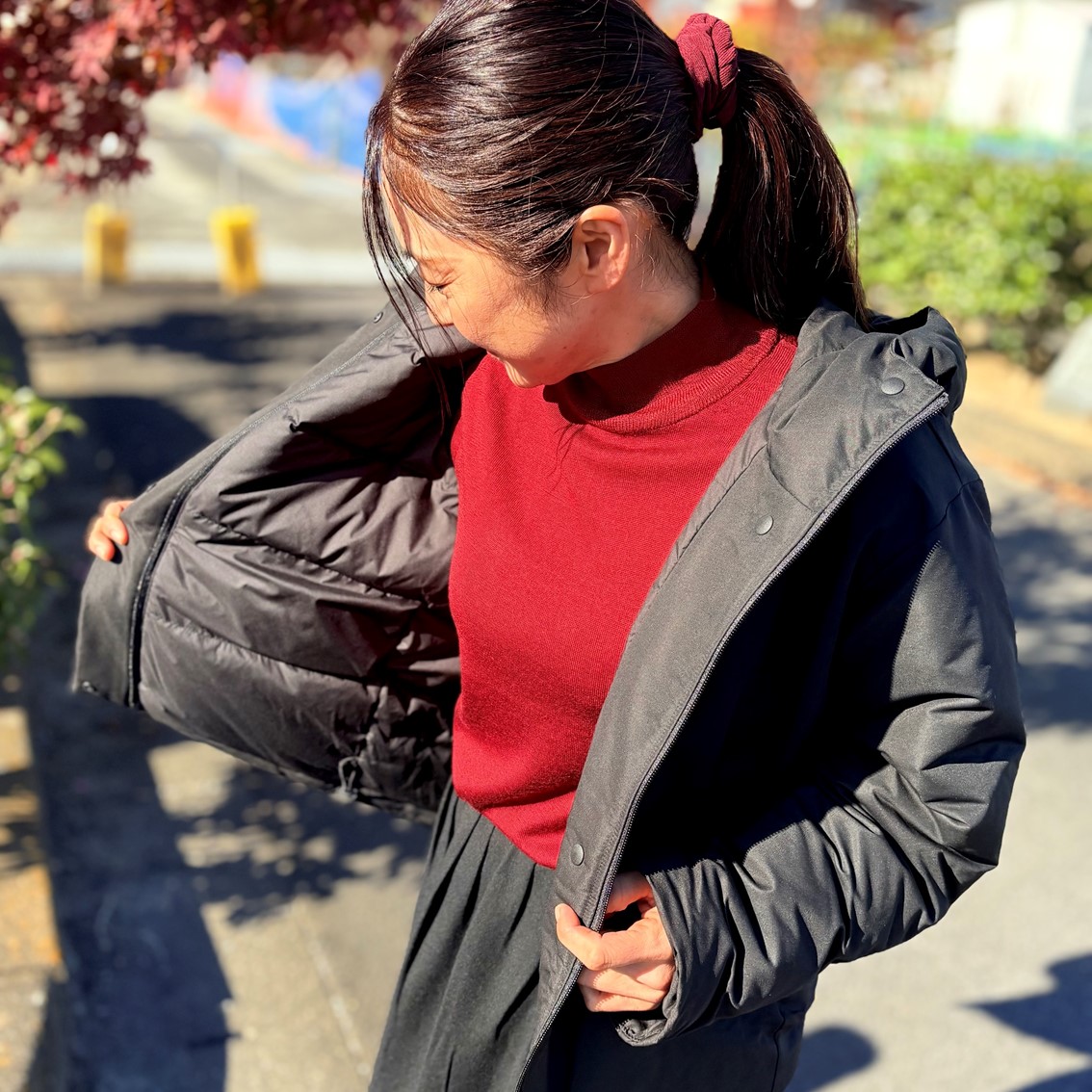 洗えるハイネックセーターにダウンジャケットを合わせた大人のお出かけコーディネートのスタッフです。