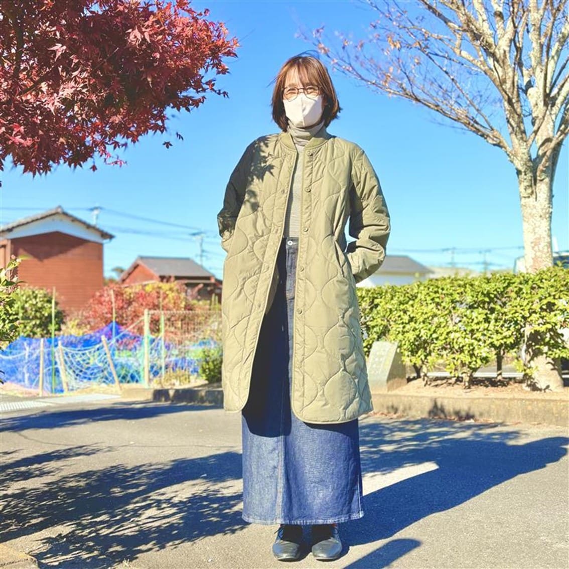 タートルネックにストレッチ素材のデニムスカートを合わせることで寒い季節でも動きやすいコーディネートにしたスタッフの写真です。