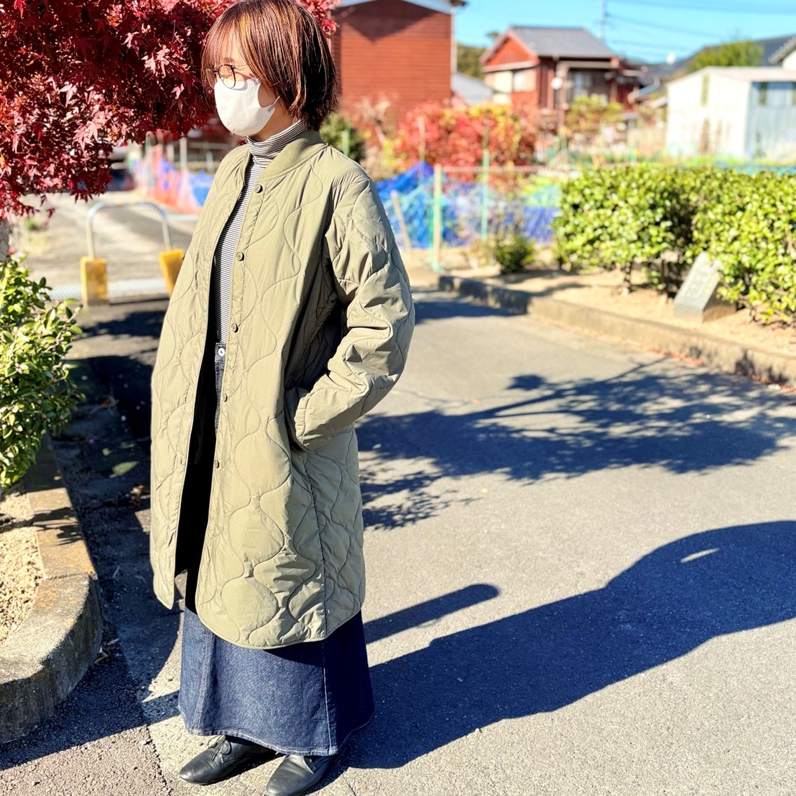 ックにストレッチ素材のデニムスカートを合わせることで寒い季節でも動きやすいコーディネートにしたスタッフの写真です。