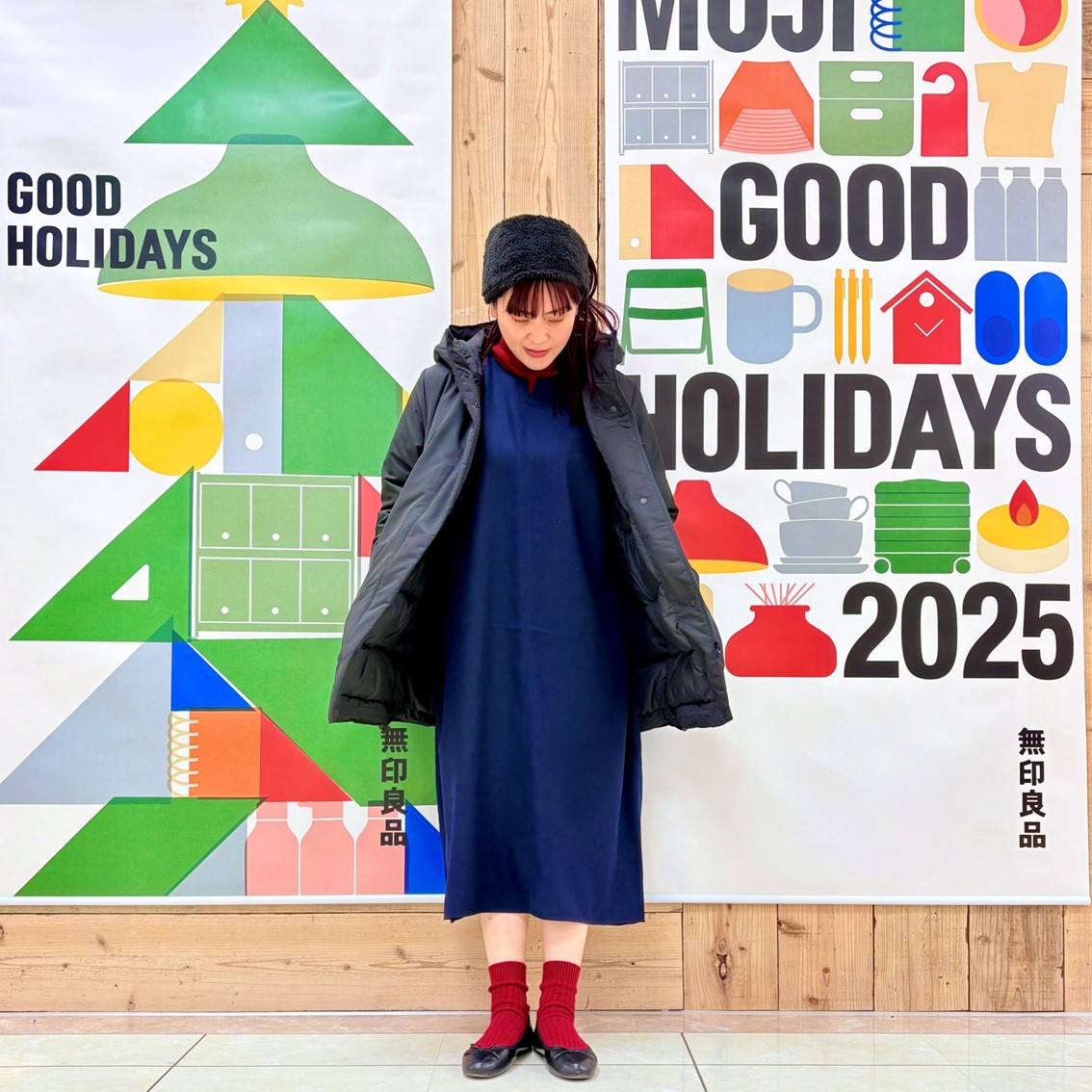 Aラインシルエットの起毛長袖ワンピースにハイネックセーターを合わせた大人可愛いコーディネートです。