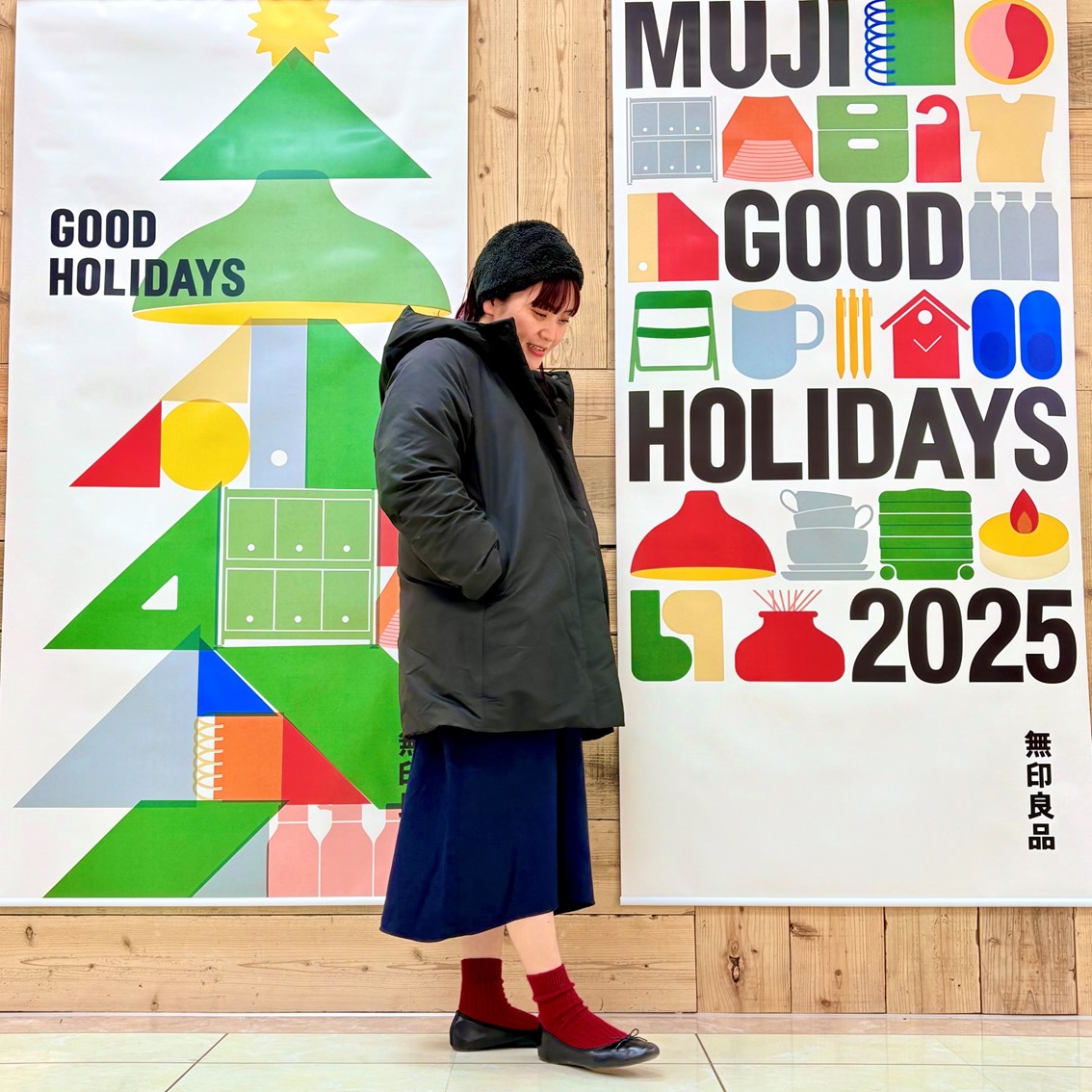 Aラインシルエットの起毛長袖ワンピースにハイネックセーターを合わせた大人可愛いコーディネートです。