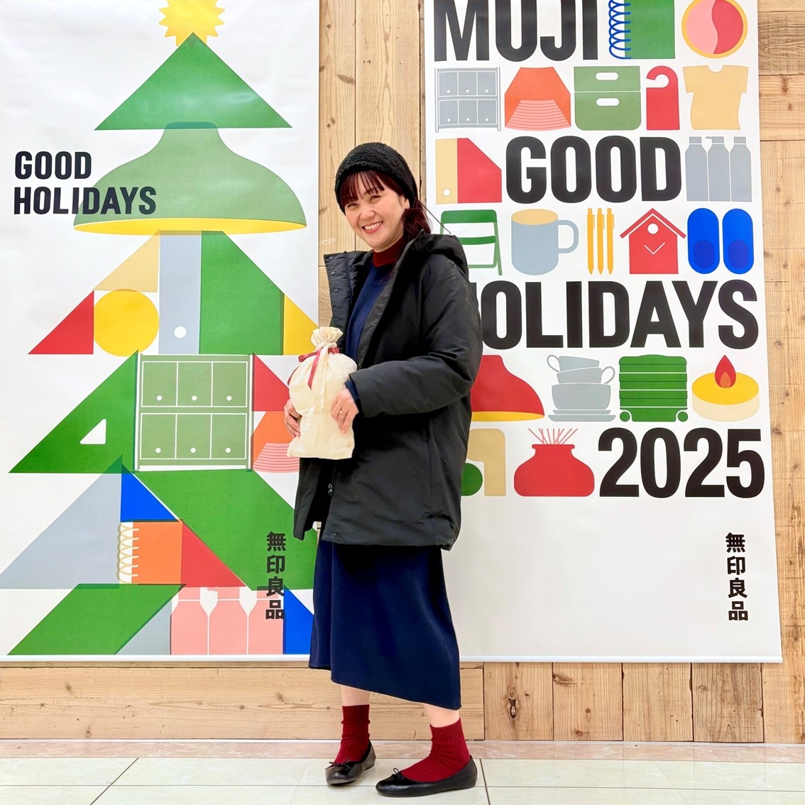 Aラインシルエットの起毛長袖ワンピースにハイネックセーターを合わせた大人可愛いコーディネートです。