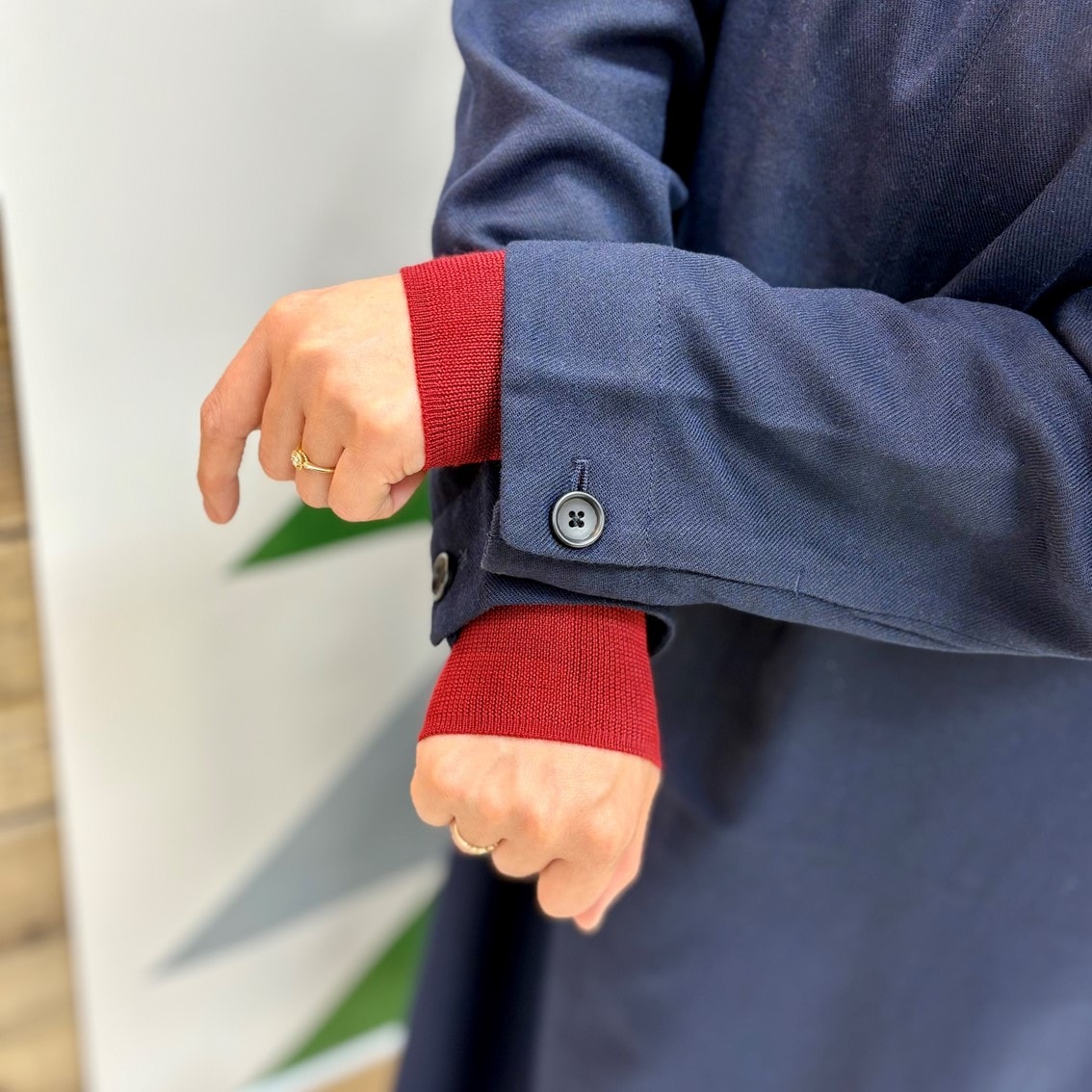 Aラインシルエットの起毛長袖ワンピースにハイネックセーターを合わせた大人可愛いコーディネートです。