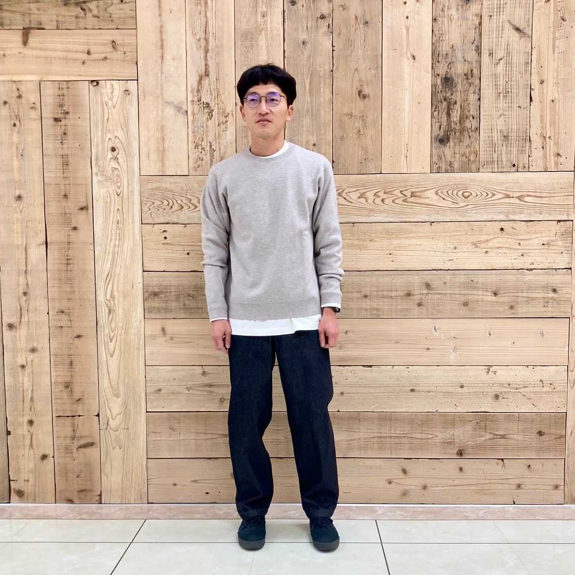 洗えるミラノリブ編みクルーネックセーターの洗いざらしデニムイージーパンツを合わせたコーディネートのスタッフです。