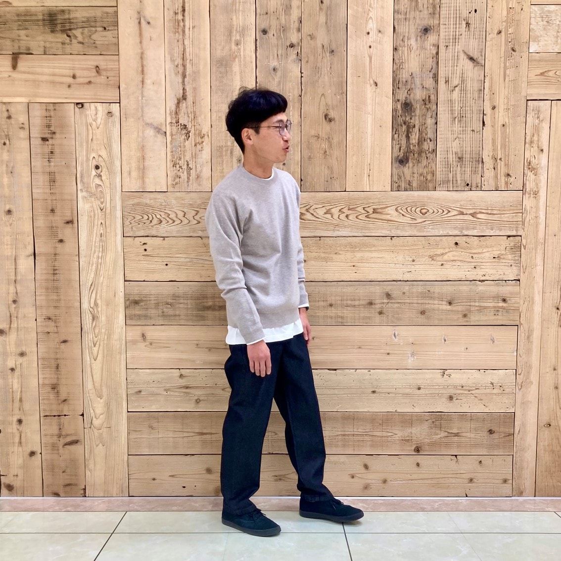 洗えるミラノリブ編みクルーネックセーターの洗いざらしデニムイージーパンツを合わせたコーディネートのスタッフです。