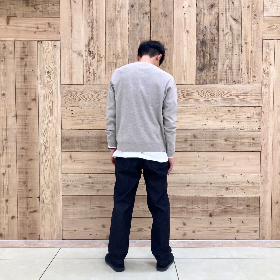 洗えるミラノリブ編みクルーネックセーターの洗いざらしデニムイージーパンツを合わせたコーディネートのスタッフです。