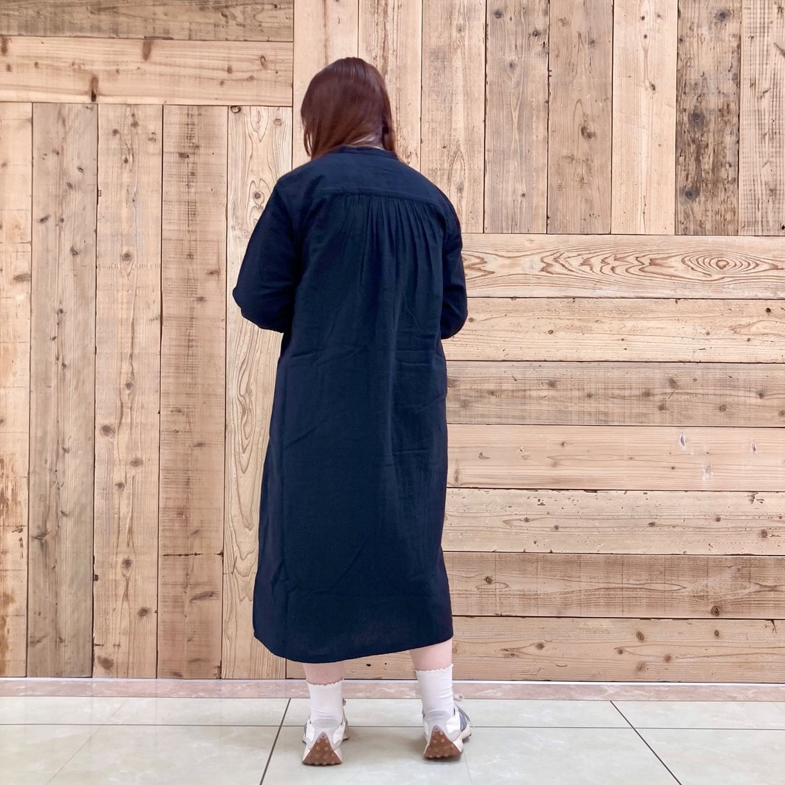 カポック混二重ガーゼ長袖ワンピースにタートルネックシャツを合わせたコーディネートのスタッフの写真です。 