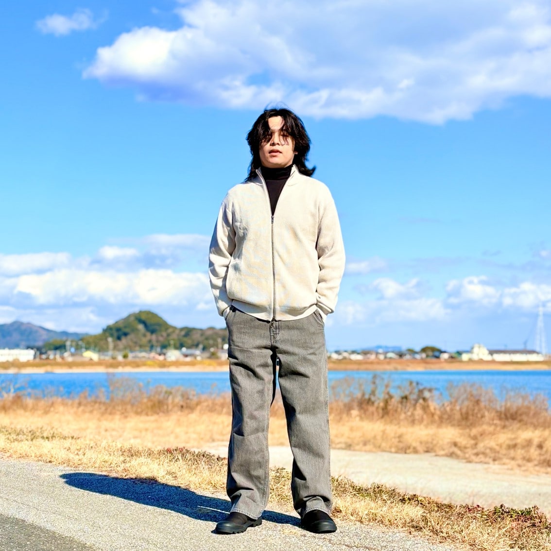 フルジップニットカーディガンに起毛のハイネックTシャツを合わせたコーディネートのスタッフです。