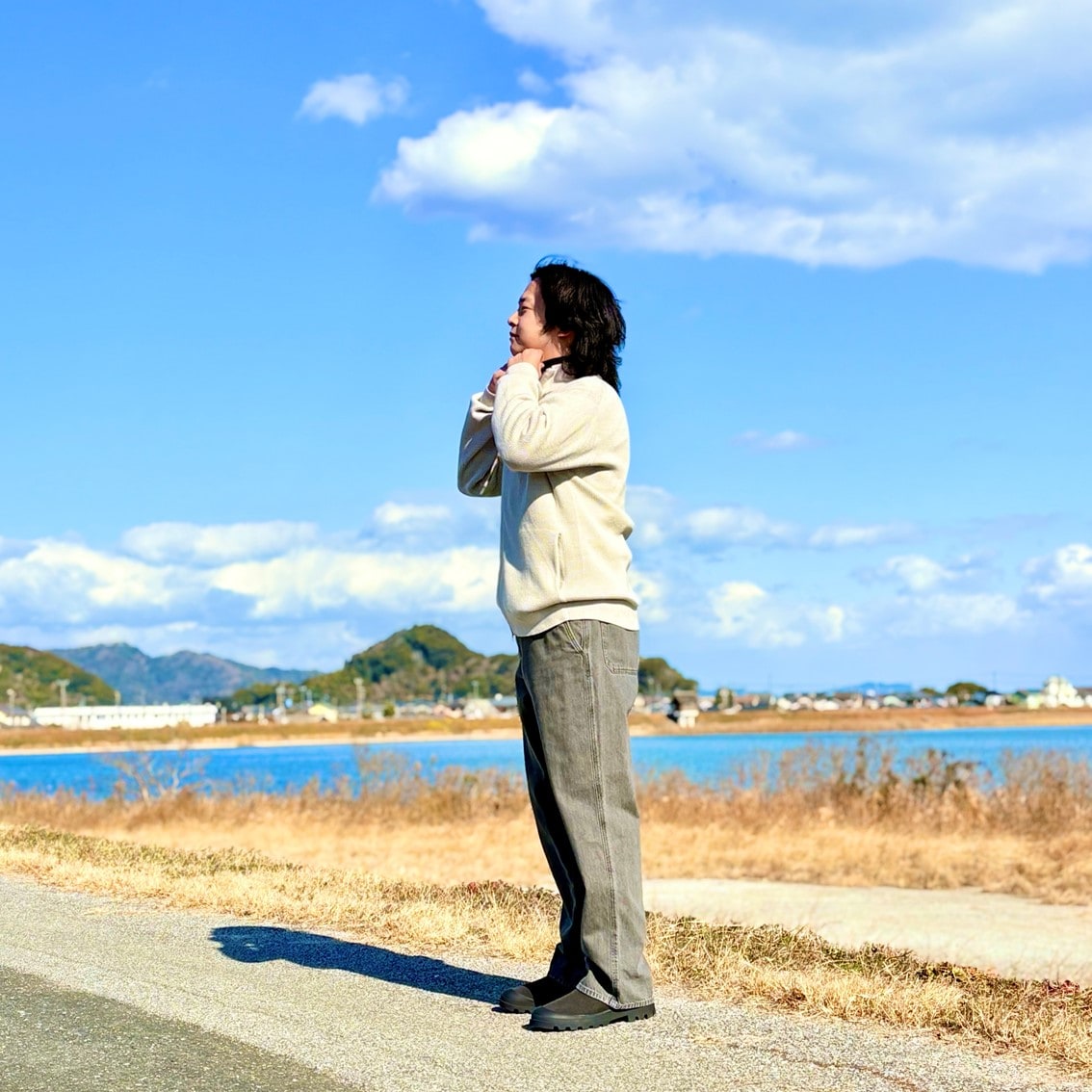 フルジップニットカーディガンに起毛のハイネックTシャツを合わせたコーディネートのスタッフです。