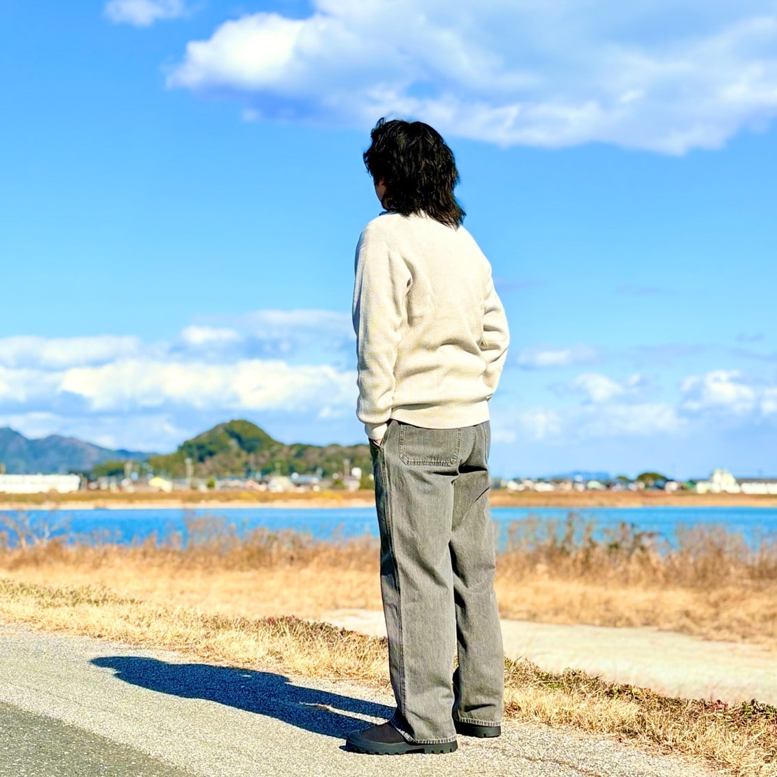 フルジップニットカーディガンに起毛のハイネックTシャツを合わせたコーディネートのスタッフです。