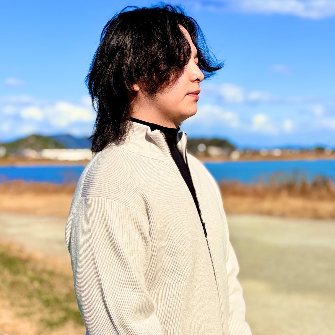 フルジップニットカーディガンに起毛のハイネックTシャツを合わせたコーディネートのスタッフです。