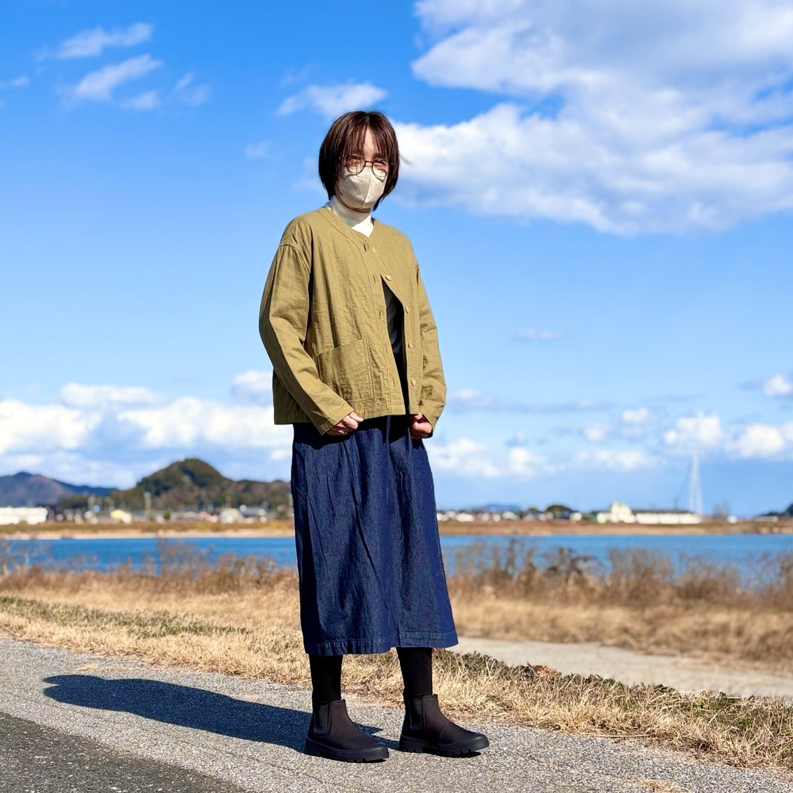 カポックを含んだ柔らかいガーゼ素材のジャケットにハイネッセーターを合わせたコーディネートのスタッフです。