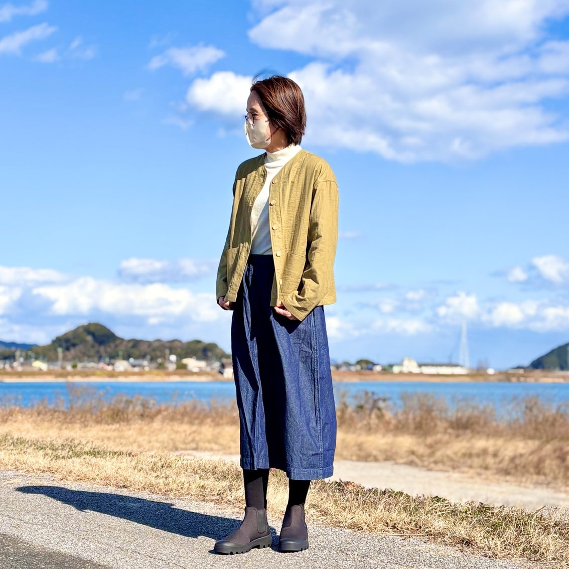 カポックを含んだ柔らかいガーゼ素材のジャケットにハイネッセーターを合わせたコーディネートのスタッフです。