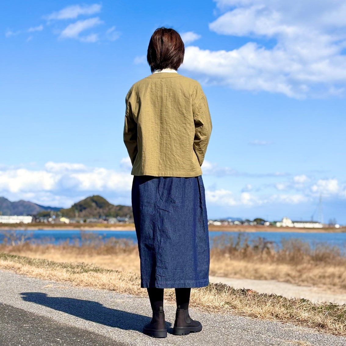 カポックを含んだ柔らかいガーゼ素材のジャケットにハイネッセーターを合わせたコーディネートのスタッフです。