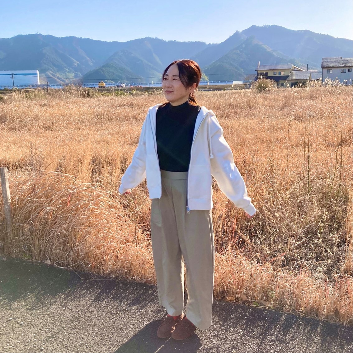 ハイネックTシャツに高密度ツイルワイドテーパードパンツを合わせたコーディネートのスタッフの写真です。