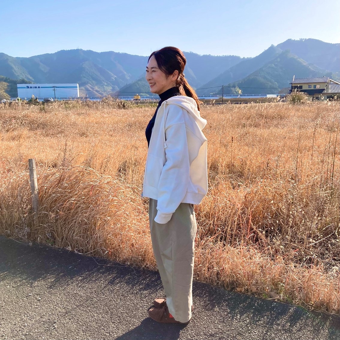 ハイネックTシャツに高密度ツイルワイドテーパードパンツを合わせたコーディネートのスタッフの写真です。