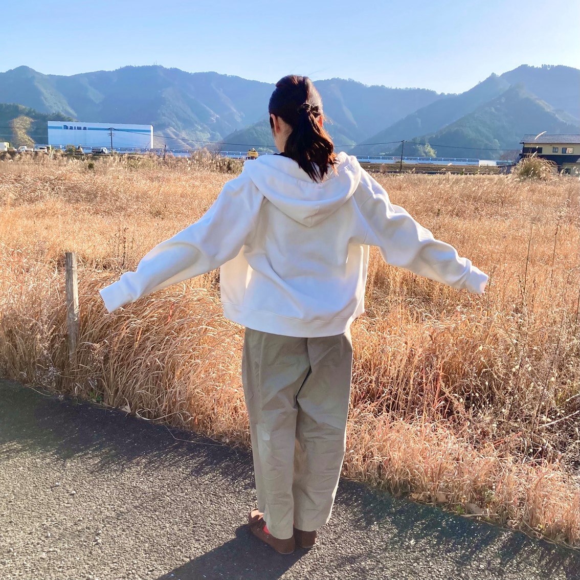 ハイネックTシャツに高密度ツイルワイドテーパードパンツを合わせたコーディネートのスタッフの写真です。