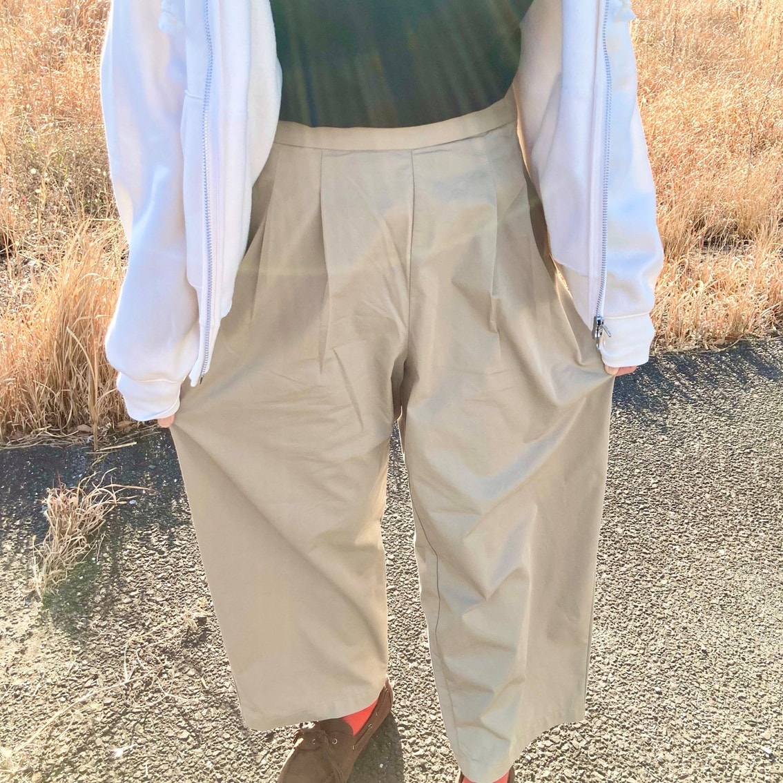 ハイネックTシャツに高密度ツイルワイドテーパードパンツを合わせたコーディネートのスタッフの写真です。