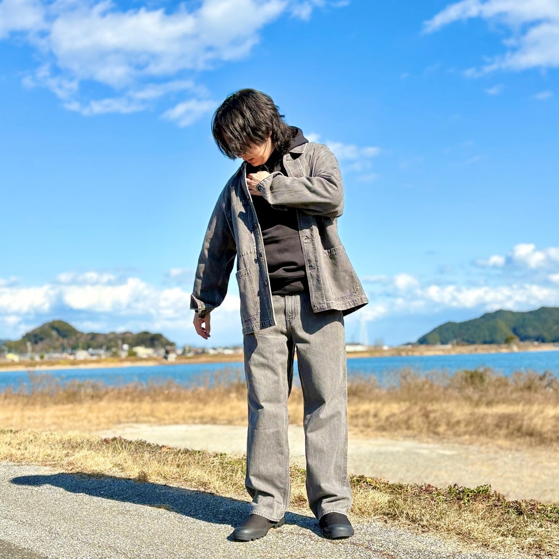 カポック混デニムのセットアップにしたスタッフの写真です。