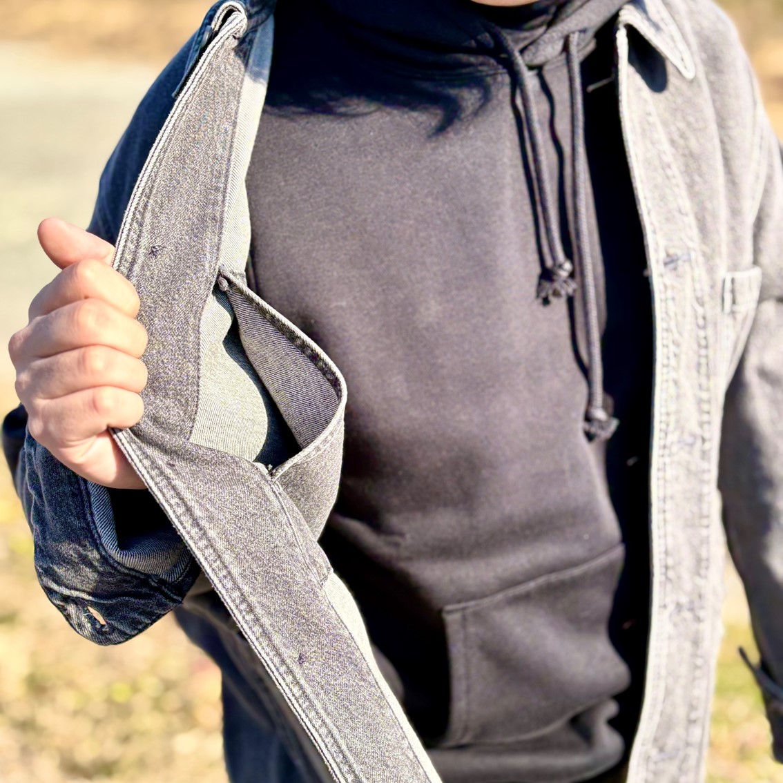 カポック混デニムのセットアップにしたスタッフの写真です。