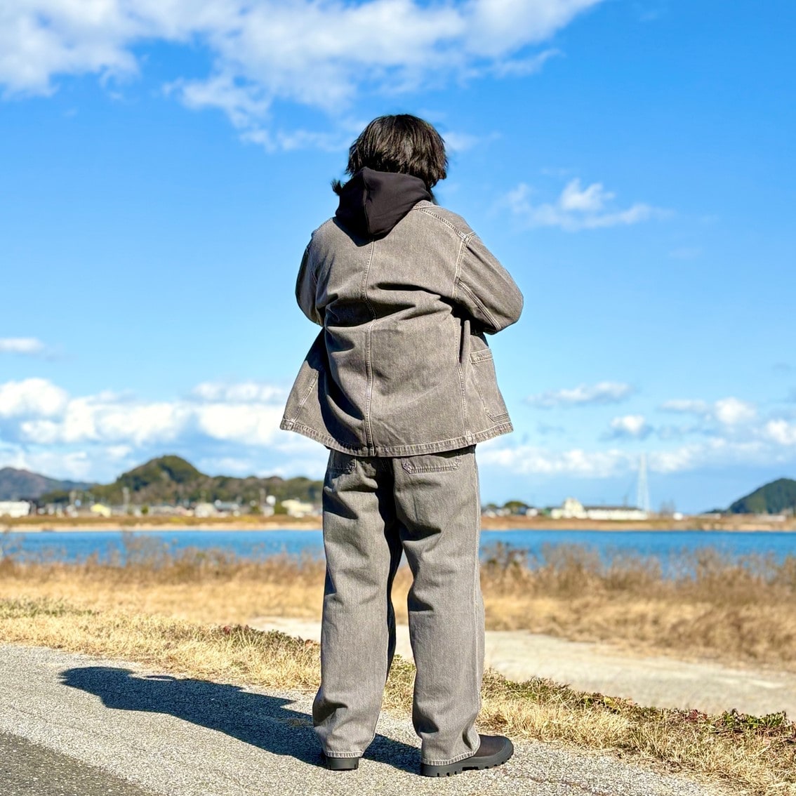 カポック混デニムのセットアップにしたスタッフの写真です。