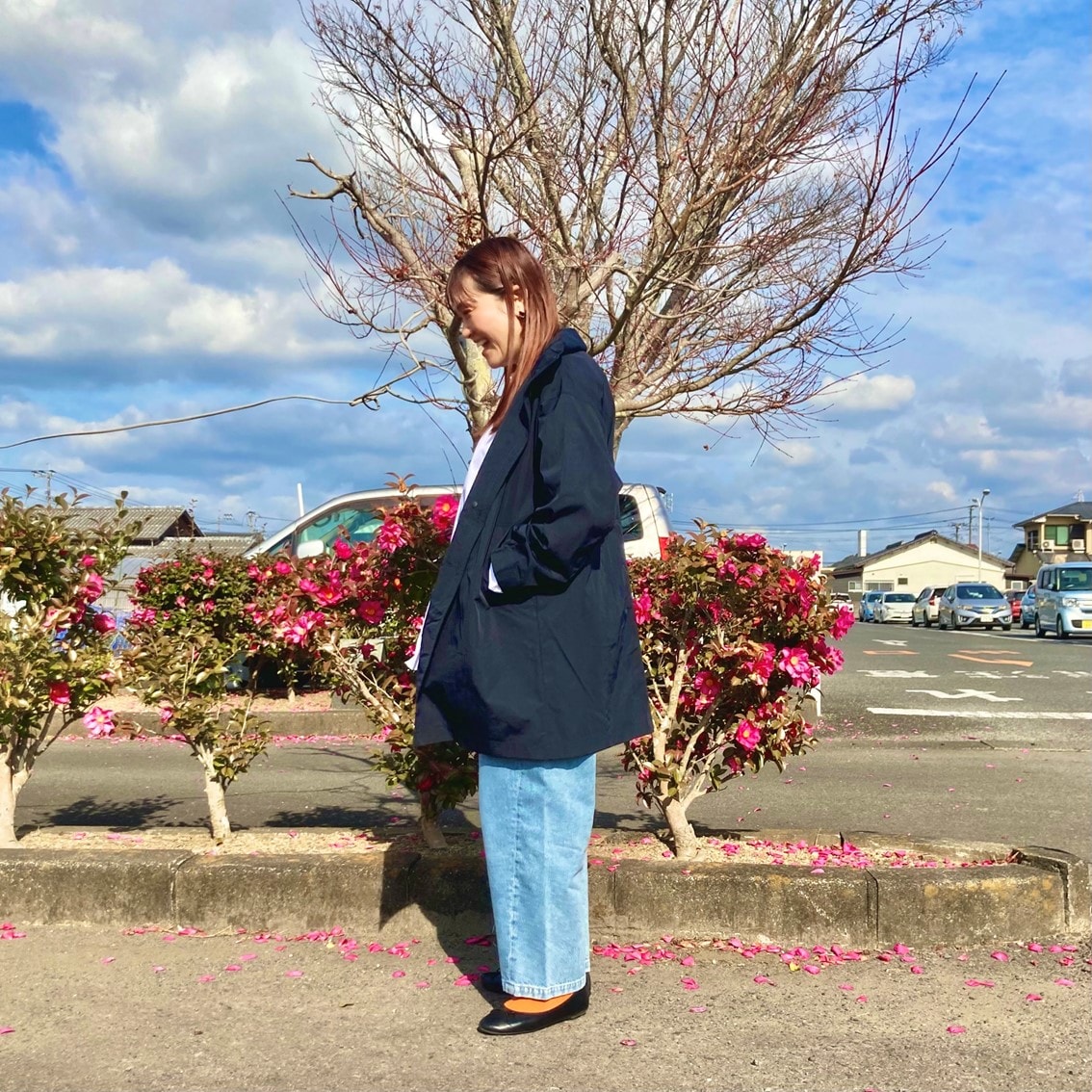 フードがしまえるロングコートなどを着用したスタッフの写真です。