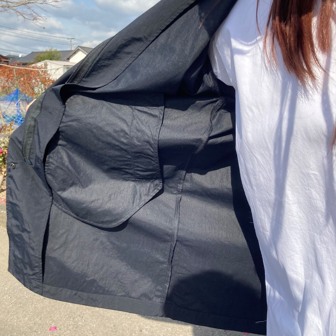 フードがしまえるロングコートなどを着用したスタッフの写真です。