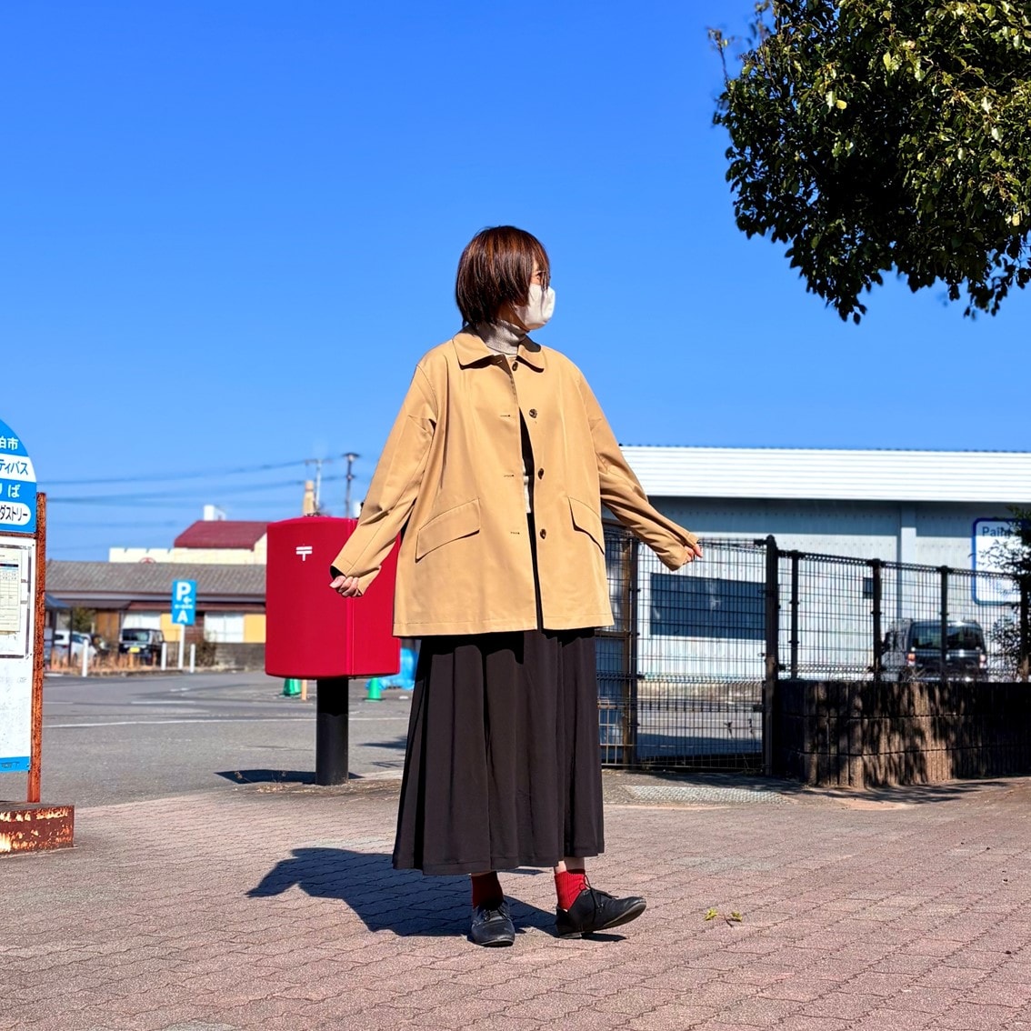 春物のアウターにギャザースカートを合わせたコーディネートのスタッフの写真です。