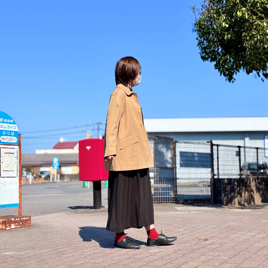 春物のアウターにギャザースカートを合わせたコーディネートのスタッフの写真です。