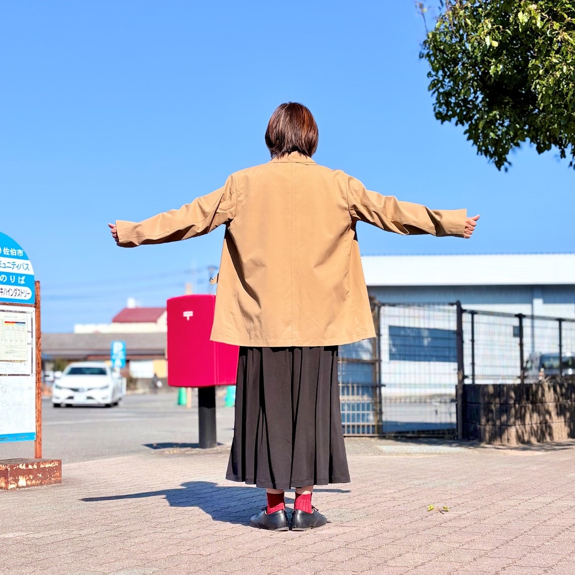 春物のアウターにギャザースカートを合わせたコーディネートのスタッフの写真です。