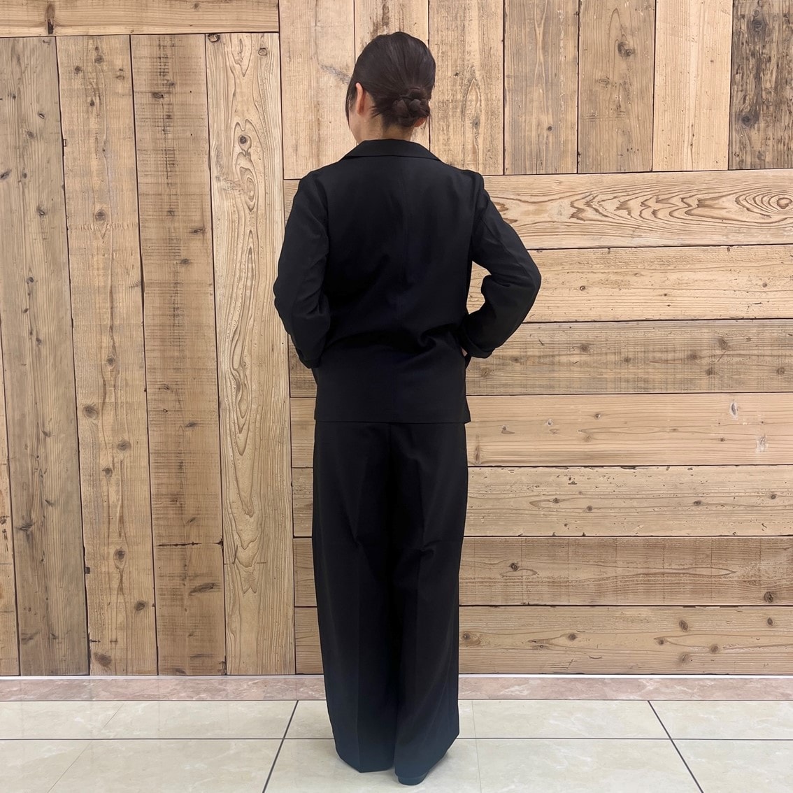 撥水ストレッチのテーラードジャケットにタックストレートパンツを合わせたコーディネートのスタッフの写真です。