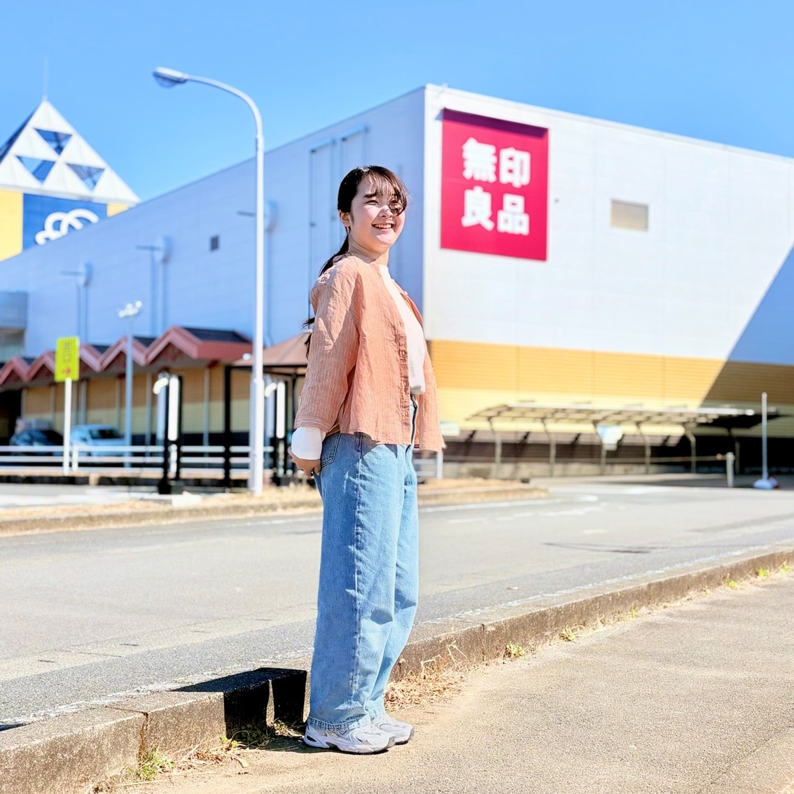 リネンとデニムでカジュアルコーディネートにしたスタッフの写真です。